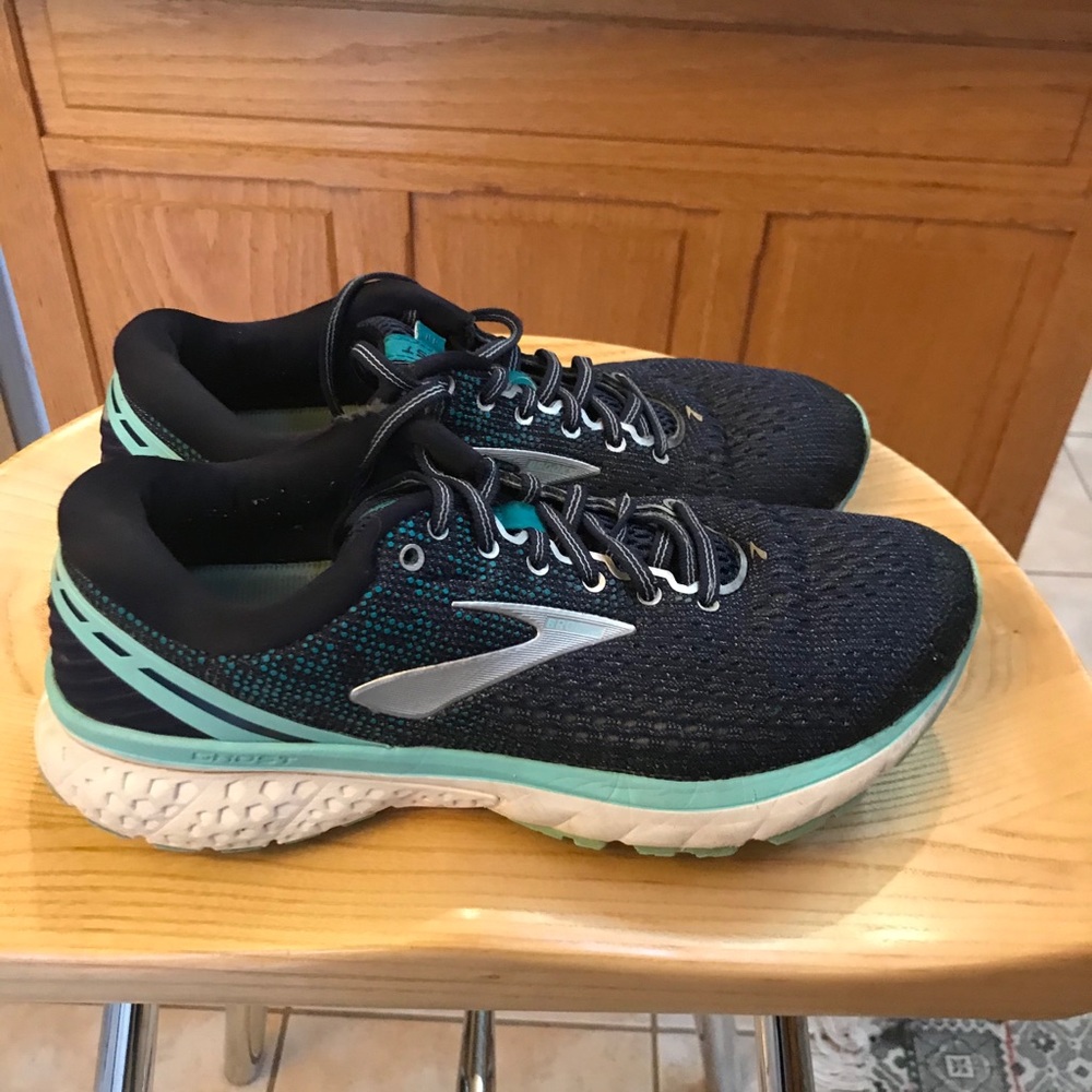 Brookes Ghost 11 wide running shoes.